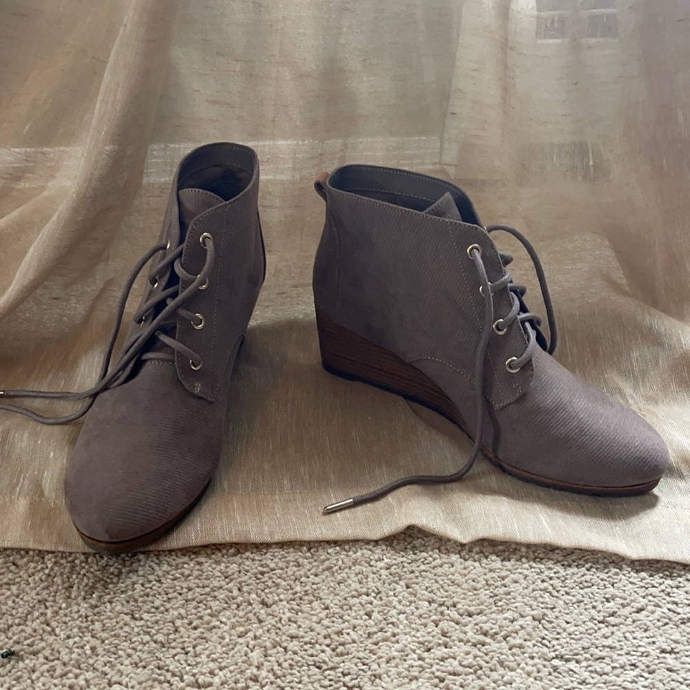 Dr. Scholl’s Be energized foam technology lace up booties